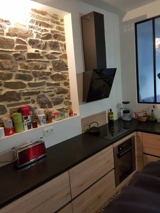 Nouvelle cuisine et mur en pierres apparentes
