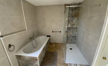 Salle de bains moderne avec baignoire, douche à l'italienne et carrelage grand format