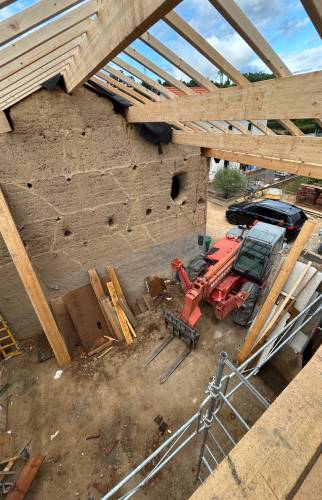 Mise en place de la charpente de l’extension bois lors du gros œuvre du chantier de rénovation à Voiron