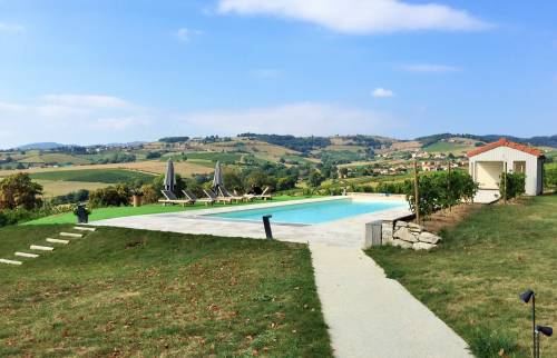 Réalisation d'un chemin extérieur en béton désactivé pour personnes à mobilité réduite (Dareizé, 69)