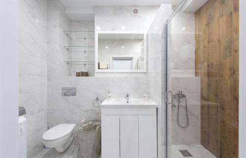 Salle d'eau monochrome avec une touche de bois - Le Chesnay