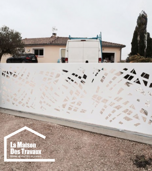 Portail en aluminium blanc graphique