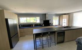 Cuisine avec plan de travail noir design La Maison Des Travaux Alès