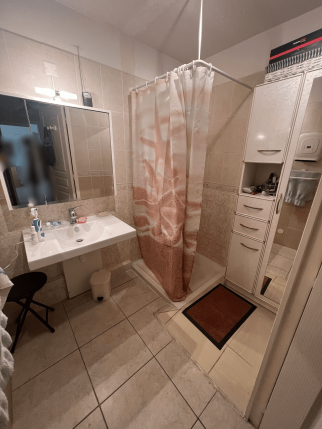 Salle de bain avant travaux Fréjus