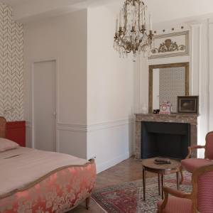 Chambre d’origine avec boiseries anciennes avant rénovation à Oullins