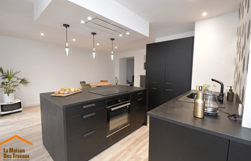 Cuisine noire avec îlot central dans un appartement rénové à Voiron