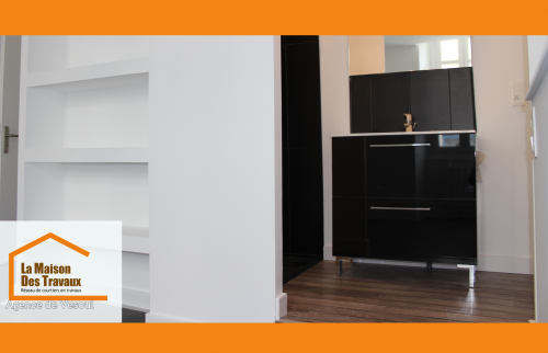 Salle d’eau chic et fonctionnelle avec meuble vasque noir – rénovation orchestrée par La Maison Des Travaux Vesoul.