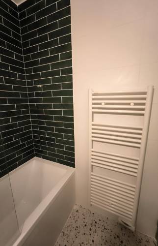 avoriaz-74110-renovation-appartement-salle-de-bain-baignoire-faience-noire-seche-serviettes