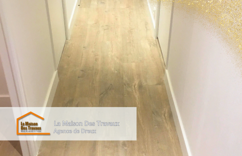 Le parquet, soigneusement posé avec une sous-couche isolante, offre une finition impeccable et un confort thermique amélioré, tout en apportant un style contemporain à l'ensemble de la maison.