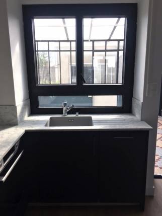 Nouvelle fenêtre de cuisine en alu noir après rénovation - Nantes 44