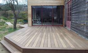 Terrasse en frêne devant baie vitrée latérale extension bois - La Chapelle-sur-Erdre - 44240 - 
