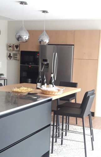 Ilot de cuisine sur tapis en carreaux de ciment