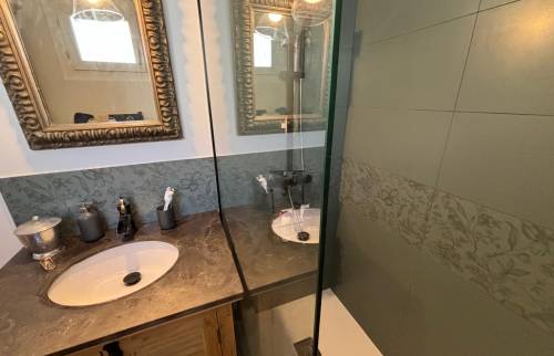 Rénovation vert sauge marron doré salle d'eau Talence