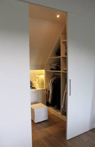 Dressing sur mesure sous mur pignon - porte coulissante sur vestiaire parental à Saint-Germain-sur-Morin (77860)