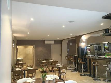 Pose d'une toile tendue aux murs et aux plafonds 