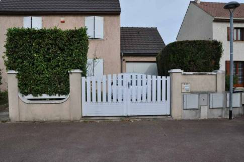 Ancien portail battant en bois avant travaux de rénovation extérieure - Brie-Comte-Robert 77170