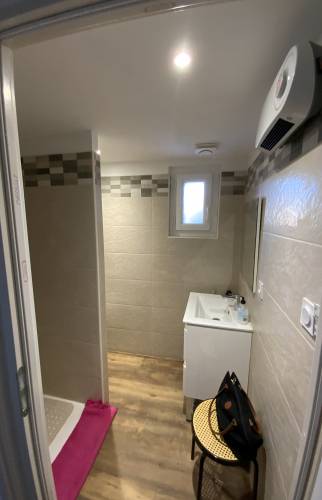 Salle de bain avec douche moderne résidence secondaire La Maison Des Travaux Ales
