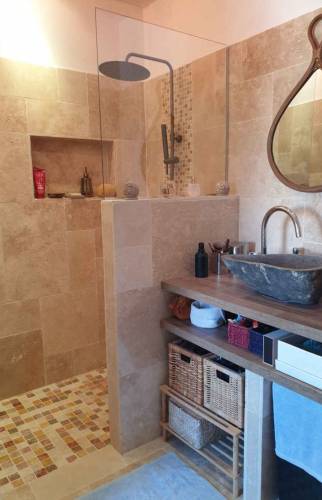 Salle d’eau rénovée en travertin