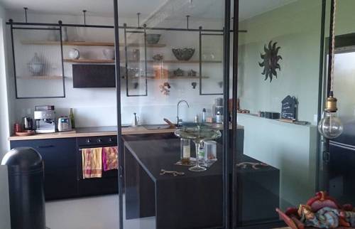 Rénovation cuisine ouverte avec verrière mi hauteur plan de travail teck pour rénovation appartement - La Ciotat (13600) 
