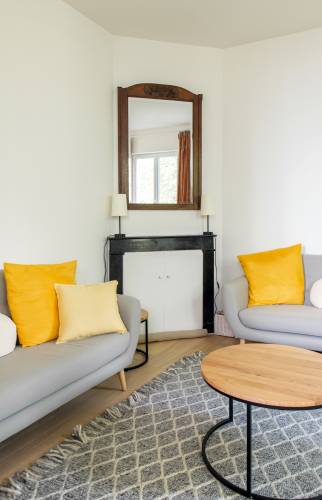 Un salon design avec canapé moderne et table basse en bois à Boulogne