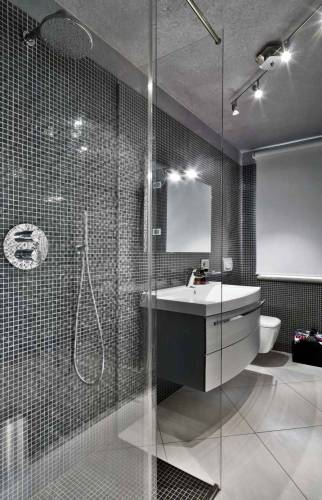 Poser des mosaïques dans une salle de bain à Paris 8 