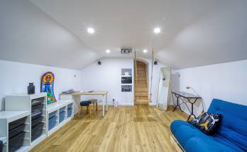 Salle de jeux, salle télé ou chambre d'amis, au choix ! 