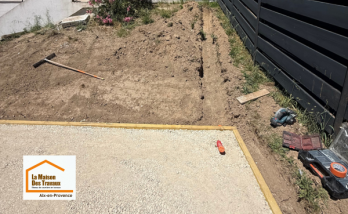 Préparation du terrain à Venelles avec création d’une plateforme compactée destinée à accueillir une future terrasse bois sur plots et un jacuzzi extérieur.