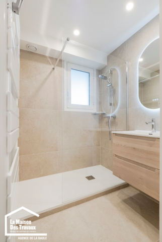 Grande douche à receveur plat