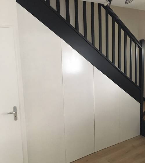 Placard sur mesure aménagé sous l'escalier - Nantes 44