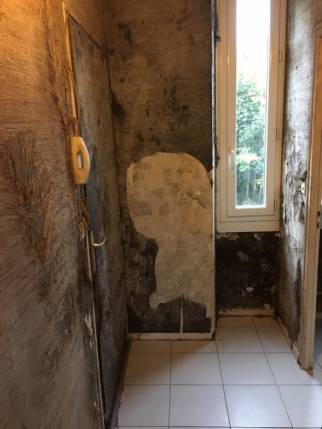 Murs de couloir en piètre état avant travaux de rénovation intérieure - Nantes 44