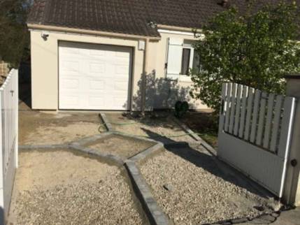Travaux de rénovation extérieure en cours sur une allée de garage - Sénart 77127