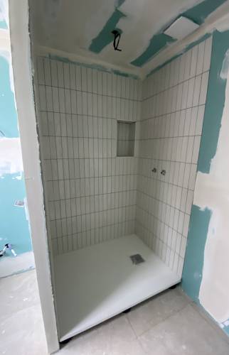 Pose la faience murale, zélige blanc 