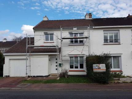  Travaux de ravalement de façade en cours sur une maison - Combs-la-Ville 77380