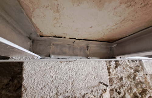 Gros plan sur les poutrelles métalliques