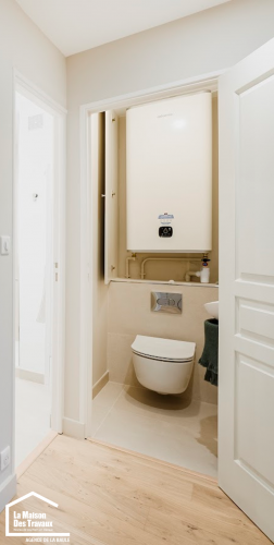 Toilettes suspendus et chauffe-eau rectangulaire