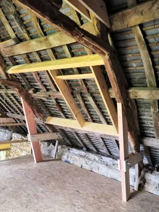 Nouvelles pannes de soutien des chevrons et de la couverture ardoise, création de chevêtre bois pour l'installation des fenêtres de toit