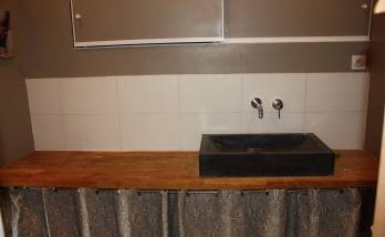 Plan de travail et vasque en matière brute, atout charme et naturel