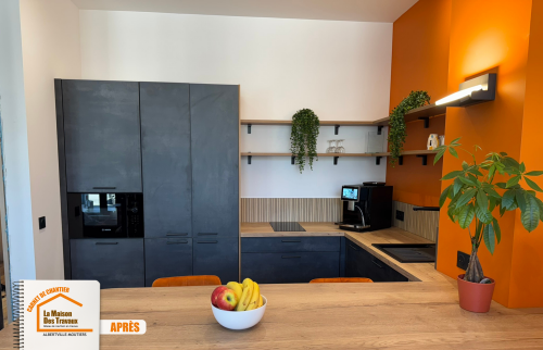installation cuisine design, cuisine moderne entreprise, rénovation agence commerciale, espace convivial entreprise, courtier en travaux albertville