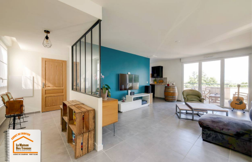 maison de ville rénovation, isolation et chauffage au sol, ouverture mur porteur, carrelage moderne blanc, accompagnement courtier en travaux