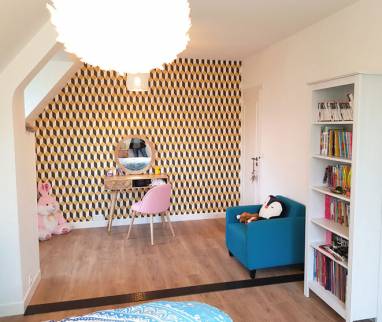 la luminosité des revêtements muraux offre un espace de jeu parfait à cette petite jeune fille ! 