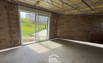 Extension de maison à Lanloup : création d’un nouvel espace lumineux pour une suite parentale avec chambre, dressing et salle de bain.