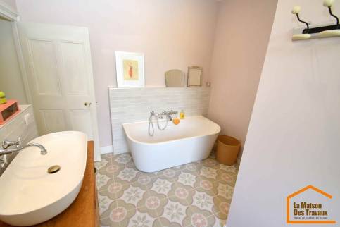 pose d'une baignoire dans une salle de bains