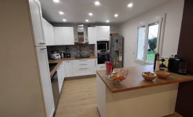 Nouvelle cuisine ouverte sur le séjour après rénovation intérieure - Aubepierre 77390