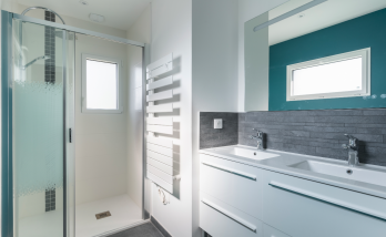 Salle de bain avec douche et meuble deux vasques à Saint-Sébastien-sur-Loire