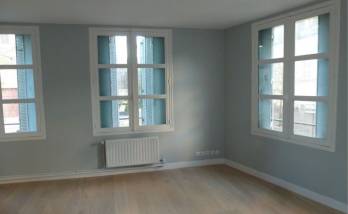 Nouvelles menuiseries PVC blanc teinte dans la masse remise en peinture persiennes extérieures pose parquet contrecollé vitrifié mat - Crécy-la-Chapelle – 77580 -