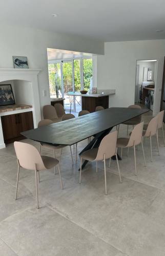 Une salle à manger plus vaste et plus moderne à l'image du reste de la maison