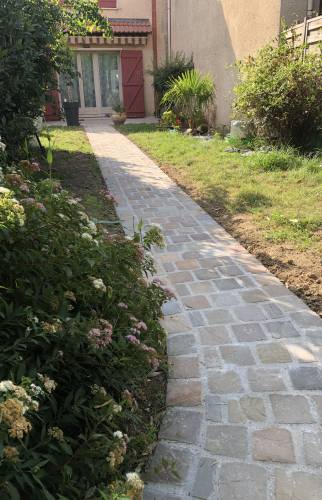 Réalisation d'une allée de jardin en pavés de rue