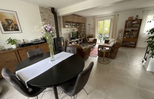 Rénovation de séjour - blanc, bois, noir, briquettes