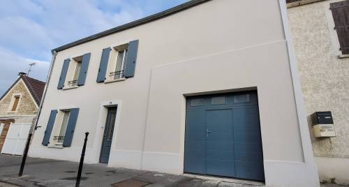 Maison après travaux de rénovation de façade et changement de porte de garage - Fontenay-Trésigny 77610