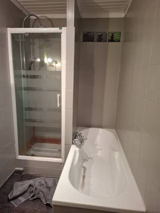  Salle de bain avant travaux de rénovation - Saint Denis en Bugey 01500